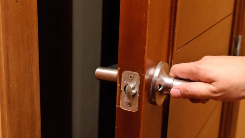 Paslı kapı kolunu onunla ovalayın, yeni takılmış gibi yapın...