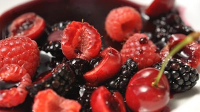 Günde 1 avuç kırmızı meyve yemenin inanılmaz etkileri