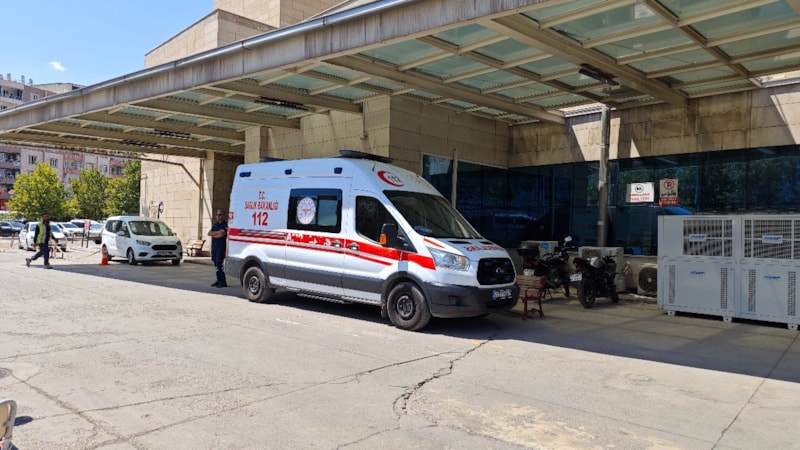 Siirt’te iki otomobil çarpıştı