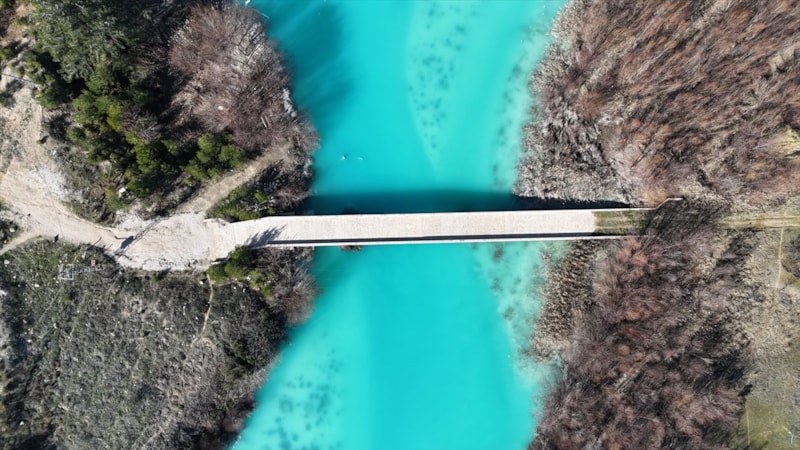 Karaman'da Göksu Nehri, turkuaz rengiyle büyülüyor