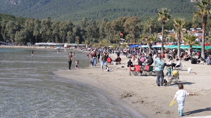Muğla Akyaka'da sıcak havayı fırsat bilenler sahilleri doldurdu