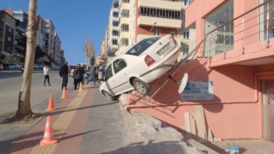 Çorum'da el freni indirilen otomobil merdivenlerde asılı kaldı