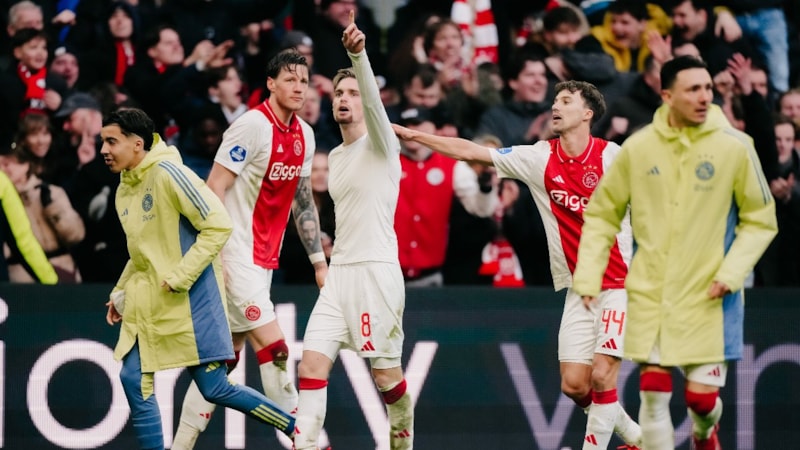 Ajax, Feyenoord'u son dakikada mağlup etti