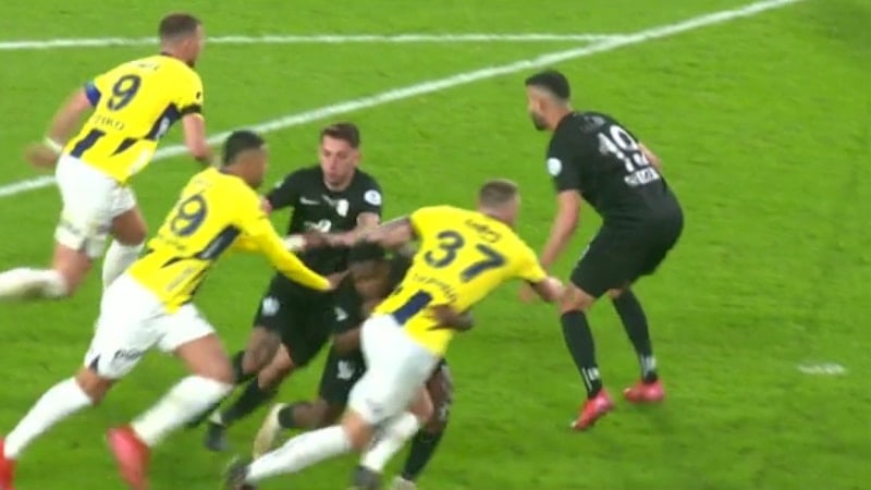 VAR uyardı! Rizespor kırmızı gördü, Fenerbahçe penaltı kazandı