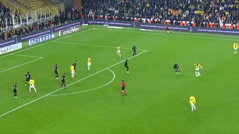 Anderson Talisca'nın uzaktan şutu direkte patladı