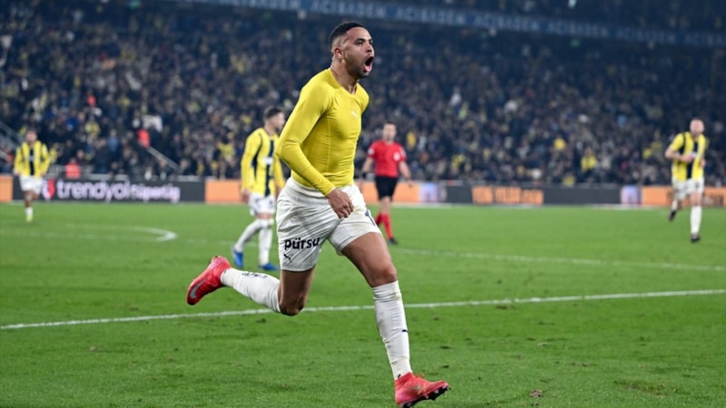 Fenerbahçe'nin golcüleri Kadıköy'ü bayram yerine çevirdi