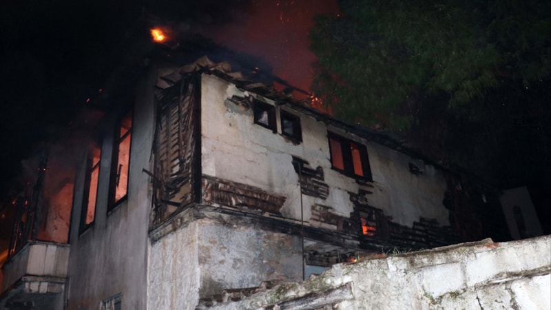 Antalya'da 150 yıllık binada korkutan yangın