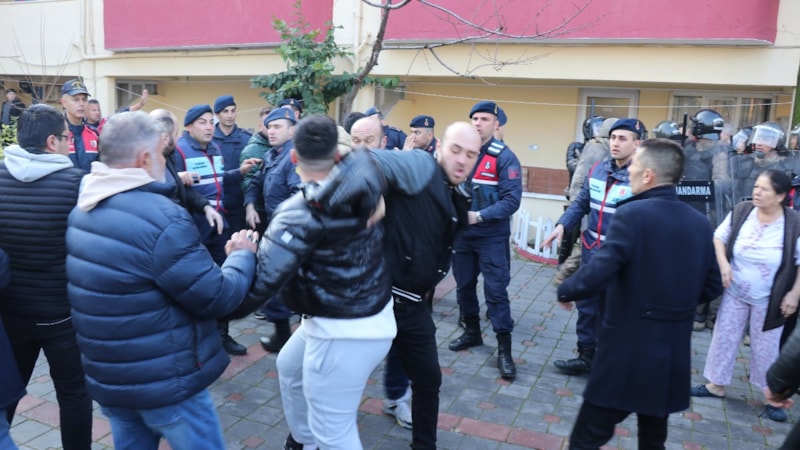 Denizli'de mühürlemeye karşı çıkan iş yeri sahiplerine biber gazlı müdahale