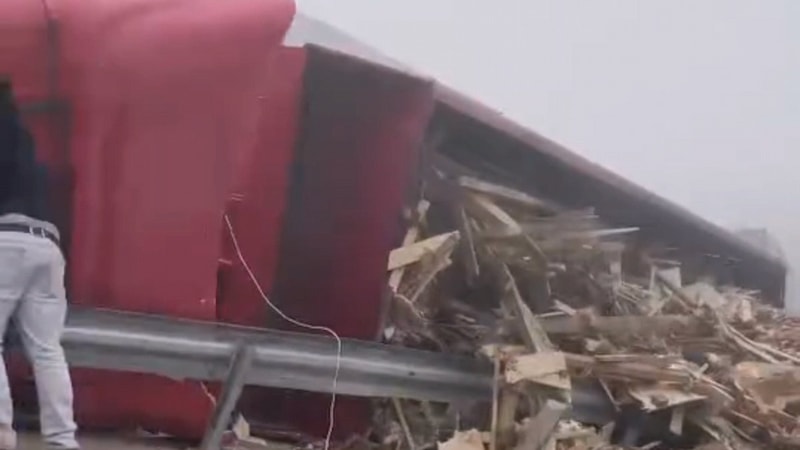 Bursa'da ahşap yüklü tır devrildi