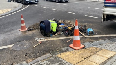 Kadıköy'de su borusu patladı: Tazyikli su metrelerce yükseğe fışkırdı