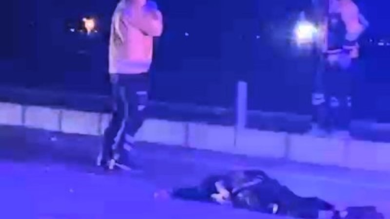 Denizli'de kaza geçiren yayayı otomobiller ezdi