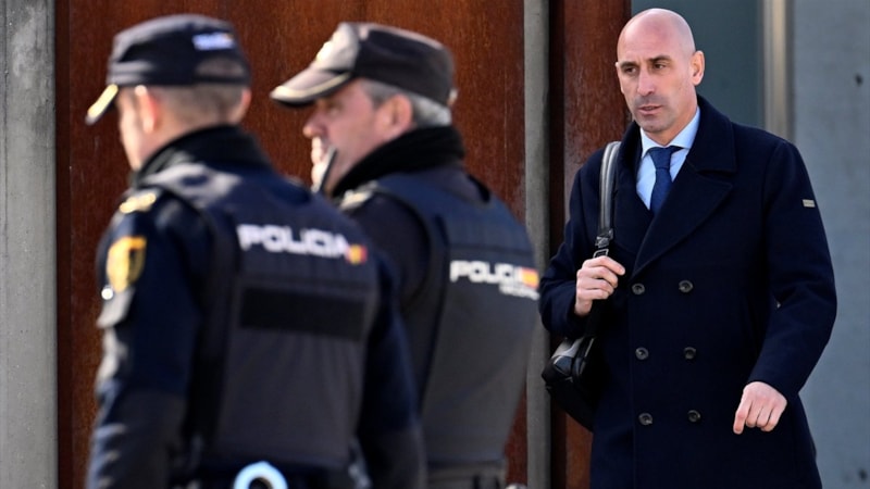 Kadın futbolcuyu rızası olmadan öpen Luis Rubiales yargılanıyor