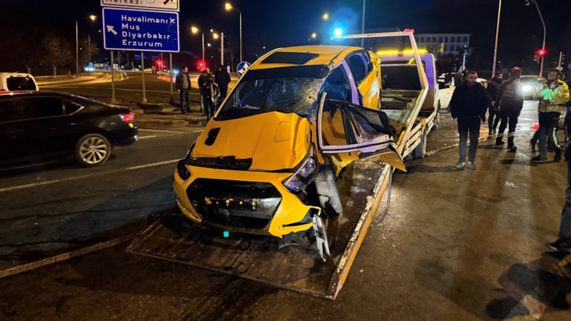 Bingöl'de yolcu otobüsü ile taksi çarpıştı