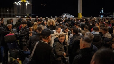 Santorini Adası'ndan büyük kaçış: Geceden beri limanda yoğunluk sürüyor