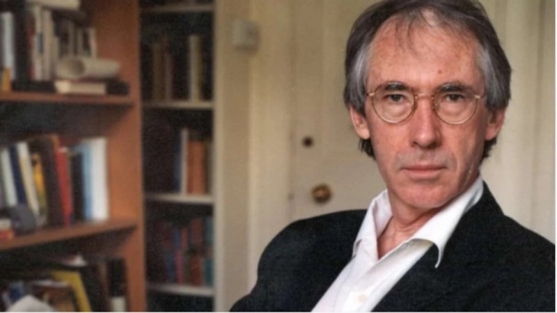Ian McEwan, Fındık Kabuğu ile ne kadar sıra dışı bir yazar olduğunu gösteriyor
