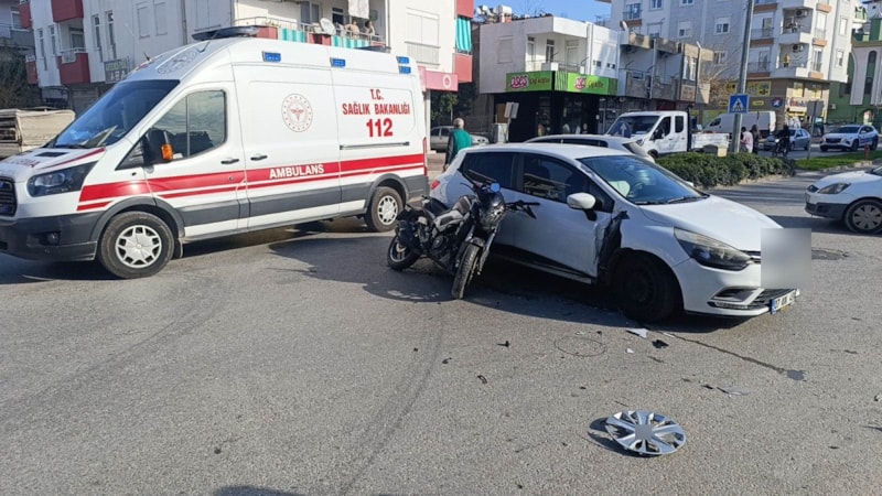Antalya'da 'U' dönüşü yapan otomobil, motosiklet ile çarpıştı: 1 yaralı