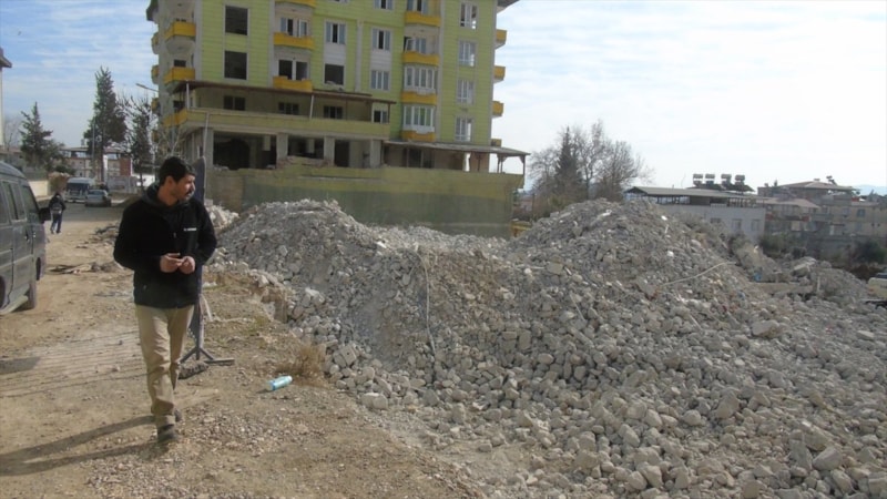 Gaziantep'te asrın felaketini yaşayan Sezai Karabaş, kızı sayesinde yaşama tutundu