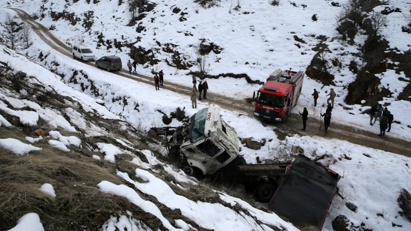 Muş'ta 700 metrelik uçurumdan vinç yuvarlandı