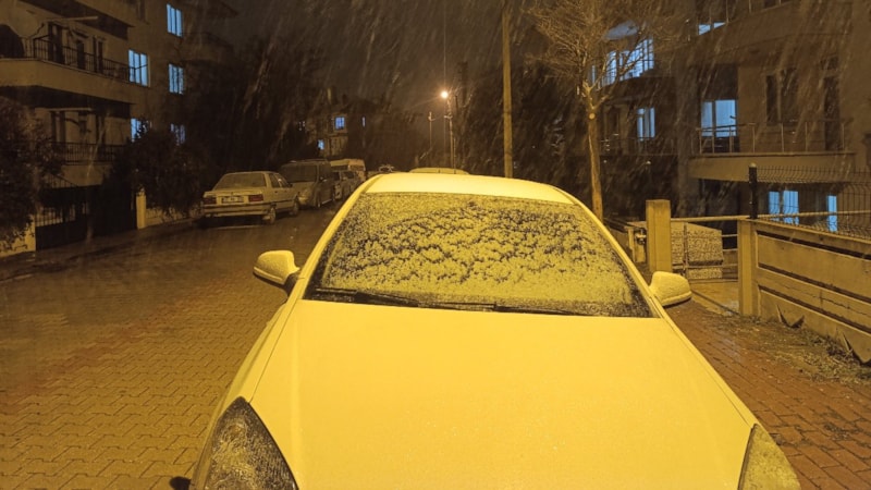 Afyonkarahisar'da beklenen kar yağışı başladı