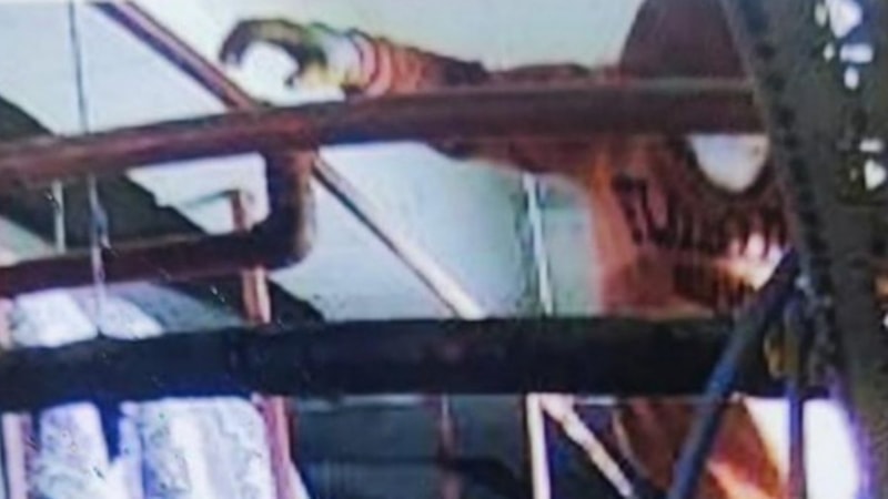 Adana'da 3 gündür havalandırmada saklanan hırsızlık şüphelisi yakalandı