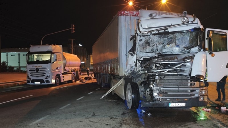 Bursa'da iki tırın çarpıştığı kazada 1 kişi yaralandı