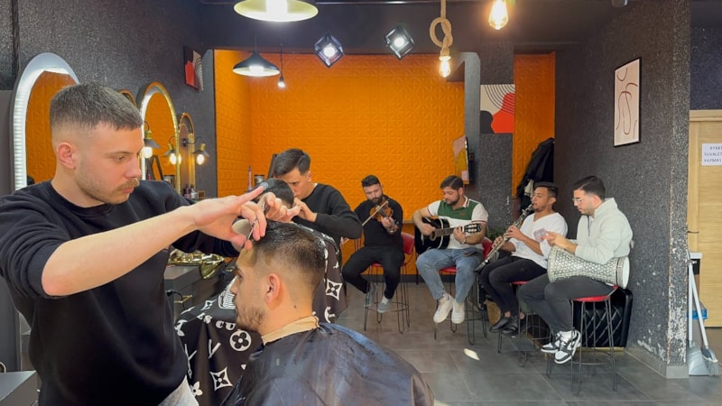 Bursa'da keman, gitar, klarnet ve darbuka eşliğinde tıraş