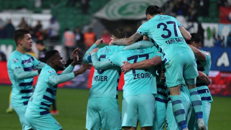 Rizespor, kupada Ankaragücü'nü iki golle geçti