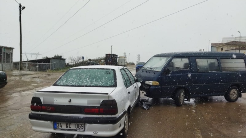 Sinop'ta minibüs ile otomobil çarpıştı: 2 yaralı