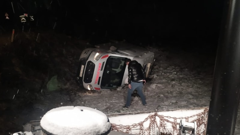 Tokat'ta devrilen ambulansın sürücüsü yaralandı