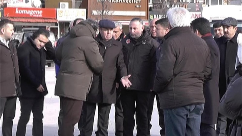 Kırşehir'de deprem unutuldu: Törende bayrak krizi yaşandı