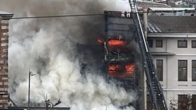 Mısır Çarşısı'nın yanındaki restoranda yangın: Ekiplerin müdahalesi sürüyor