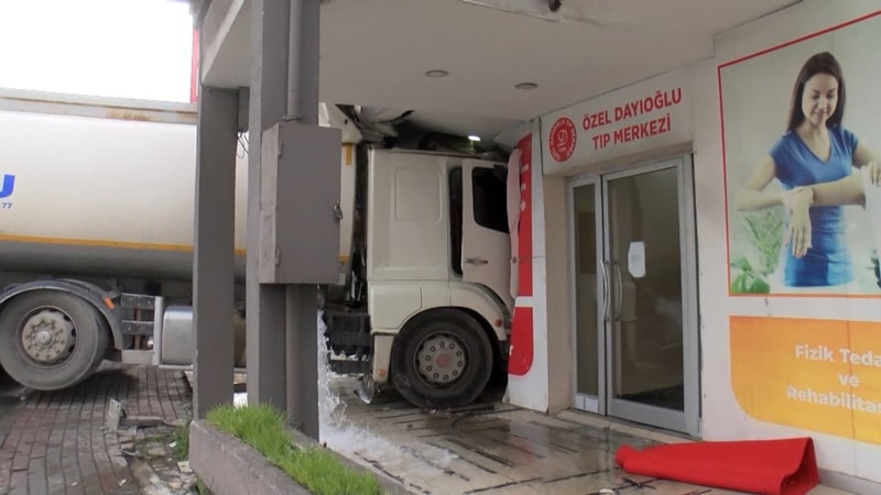 İstanbul'da su tankeri tıp merkezi binasına çarptı