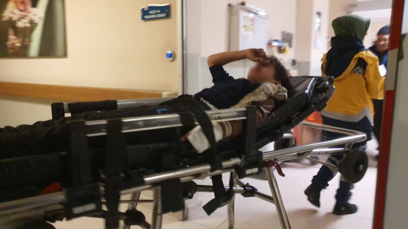 Bursa'da okul duvarına tırmanan çocuğun tele takılan eli parçalandı