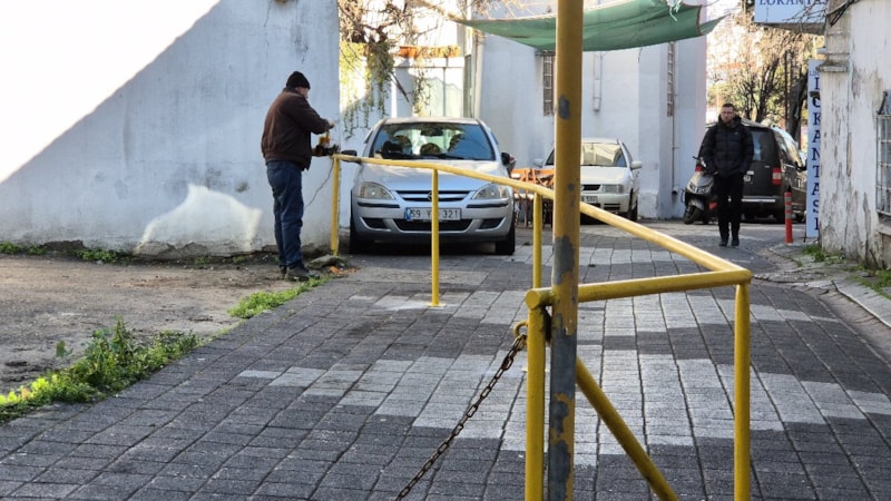 Tekirdağ'da sokağın yarısı onun çıkınca demir bariyerle kapattı