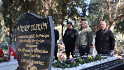 Adana'da depremde ölenler anıldı: Sevdiklerimizi deprem değil binalar öldürdü