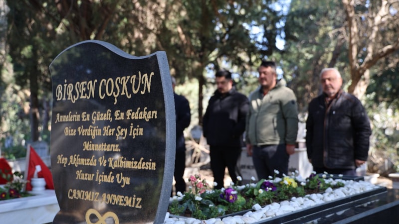 Adana'da depremde ölenler anıldı: Sevdiklerimizi deprem değil binalar öldürdü