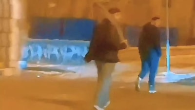 Erzurum'da iki genç kılıç ile caddede yürüdü