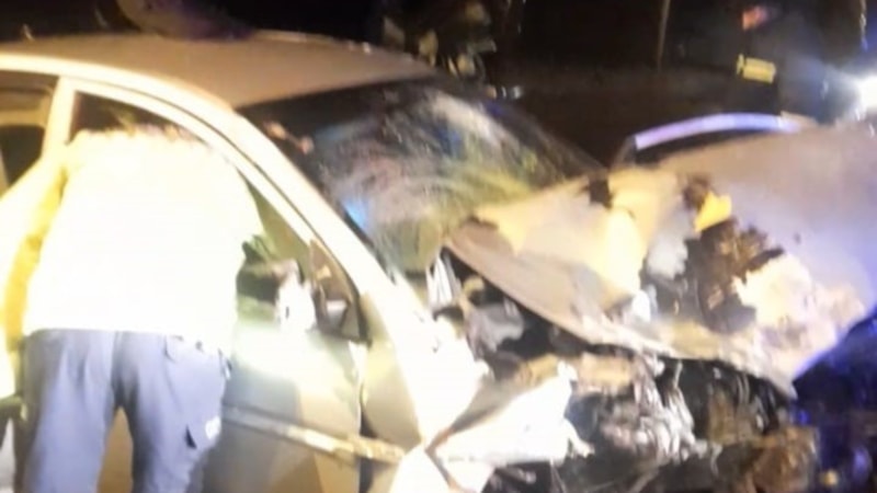 Aksaray'da lastiği patlayan kamyonete otomobil çarptı