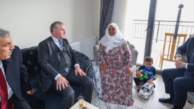 Bakan Aşkın Bak, depremzede aileye misafir oldu