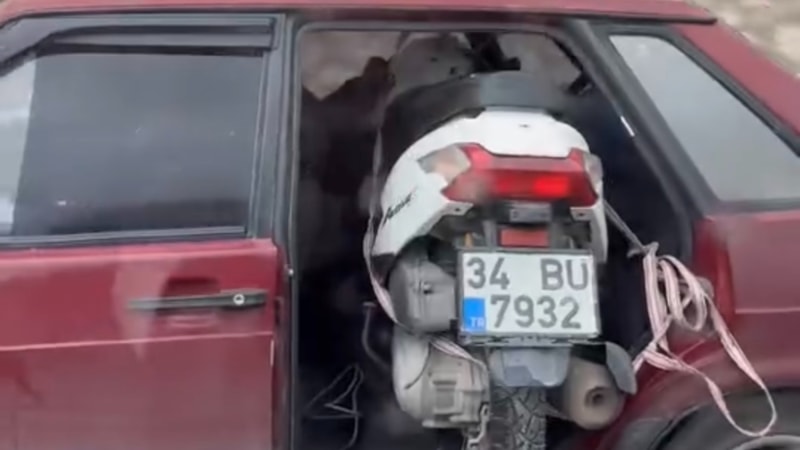 Bursa'da kapısız otomobilde motosiklet taşıdı