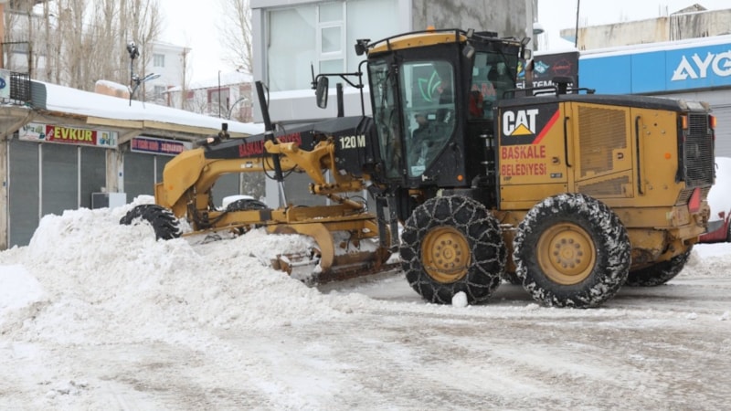 Van'da vatandaşlar kar yağışıyla mücadele ediyor