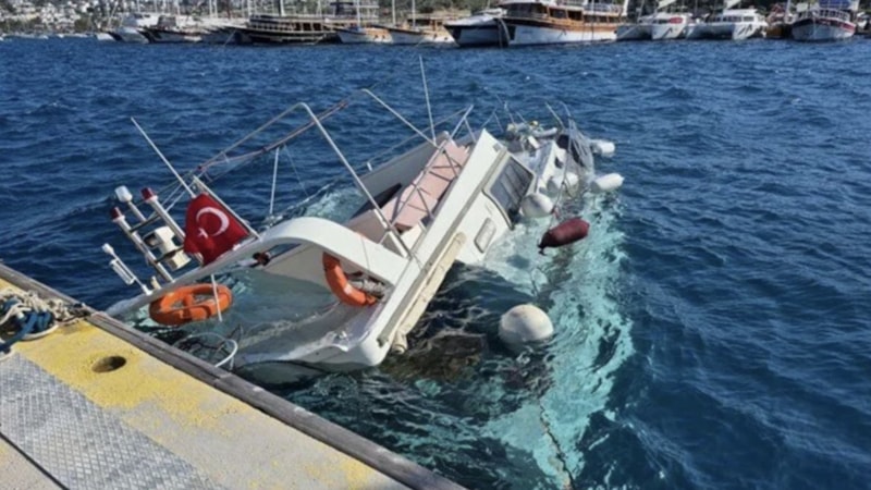 Muğla'da 15 metrelik tekne battı