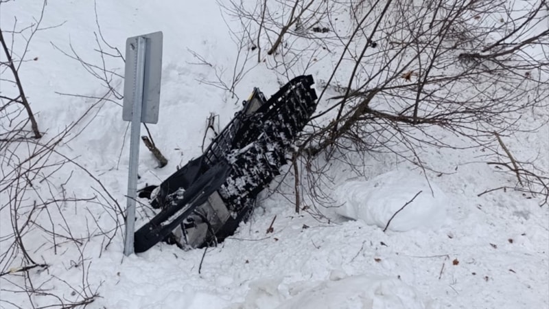 Trabzon'da şarampole devrilen kar motoru sürücüsünü kepçe operatörü kurtardı