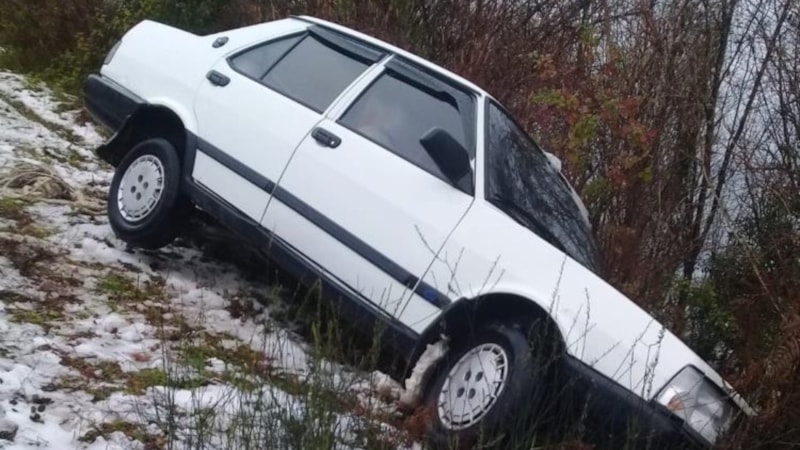 Kastamonu'da şarampole düşen aracı ağaçlar tuttu