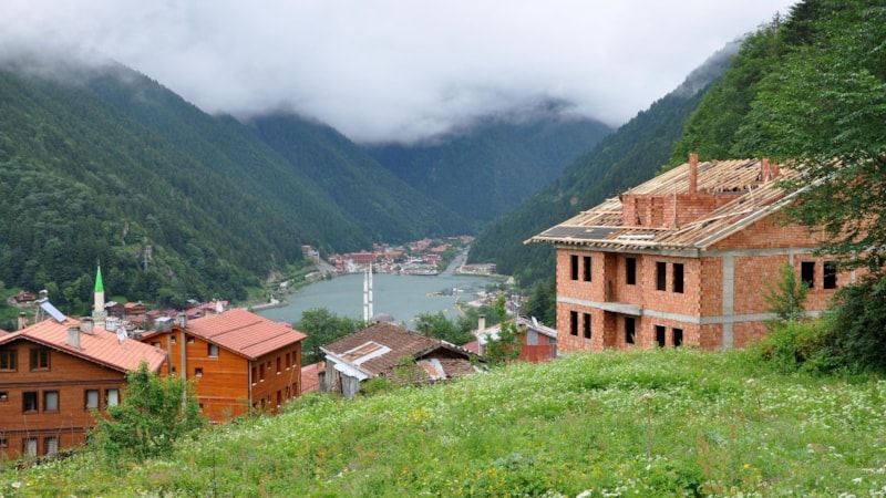 Trabzon Uzungöl'de eksik belgeli 70 turizm tesisi mühürlendi