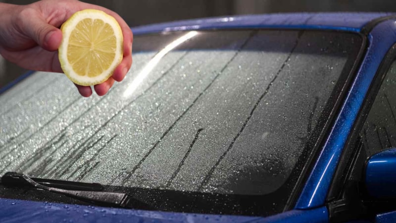Arabanın camına limon sürün, o sorunu ortadan kaldırın