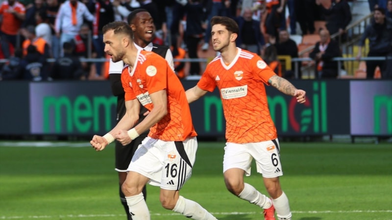 Adanaspor, Manisa FK'yı iki golle geçti