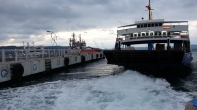 Çanakkale Boğazı'nda bir yolcu feribottan denize düştü