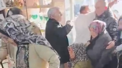 Mersin'de bir mağazada indirim izdihamı