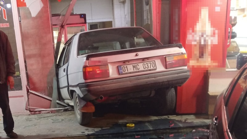 Mersin'de kontrolden çıkan otomobil fırına daldı